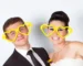 Novios y novias con gafas con gafas o lentillas en su boda