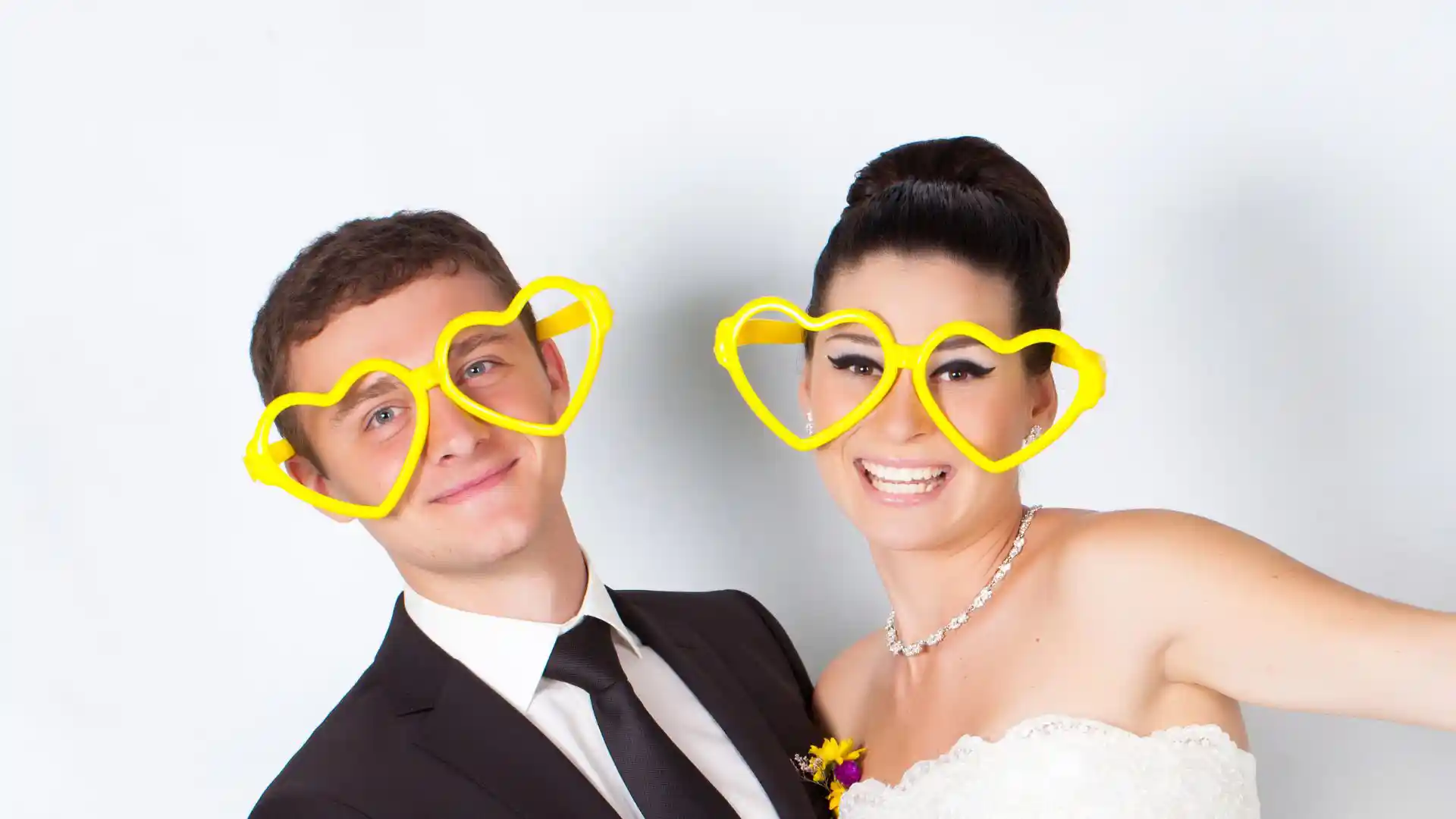 Novios y novias con gafas con gafas o lentillas en su boda